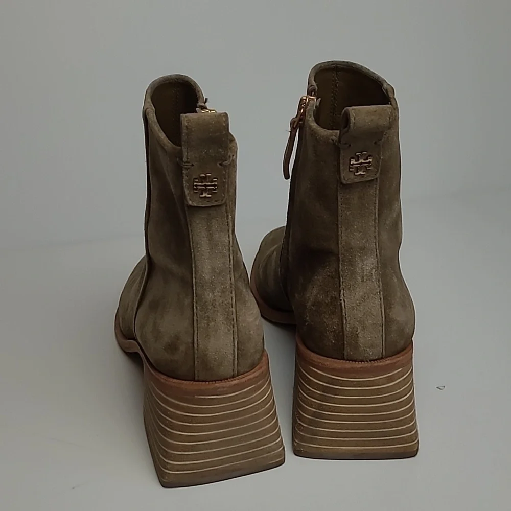 TORY BURCH TAN SUEDE SIDE ZIP FLARED WOODEN BLOCK STACKED HEEL BOOTIES 8.5M
